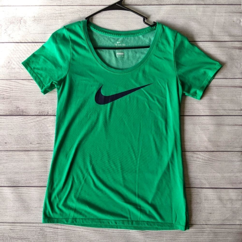 Nike check the Nike tee dri fit green small